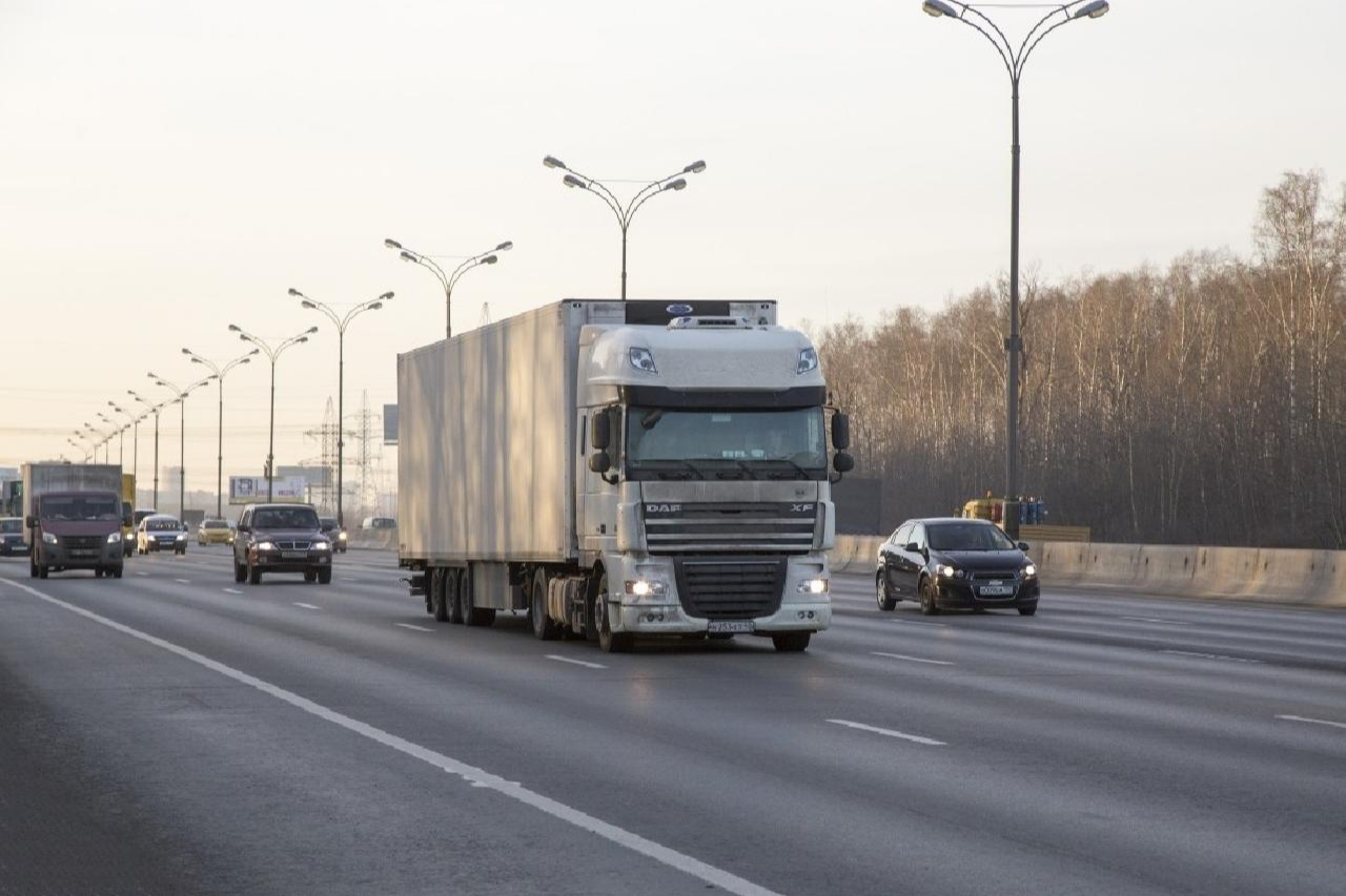 Движение по мкад для грузовиков. Ограничение по мкад для фургонов. Фура в городе. Поток грузовых машин. Въезд в центр москвы грузоподъемность.