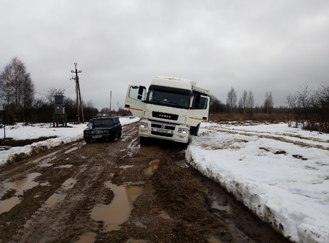 500 фур застряло. Дальнобойщик застрял. Фура застряла в грязи. Дальнобойщик грязи. Фура забуксовала.