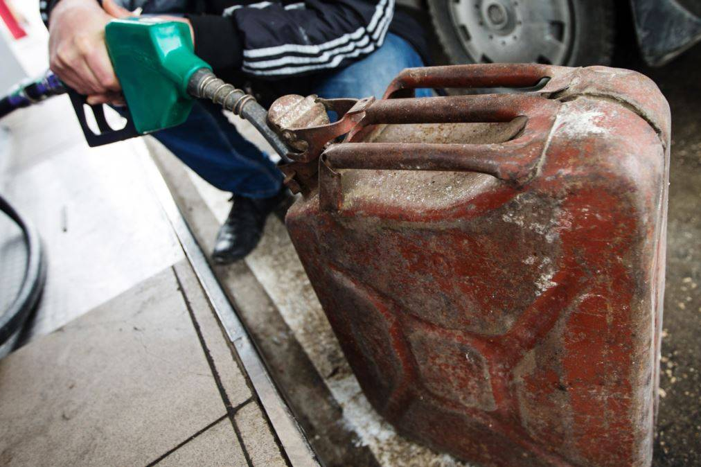 Очередь азс франция. Подняли бензин. Обычный водитель. Дальний восток азс. Подняли бензин.