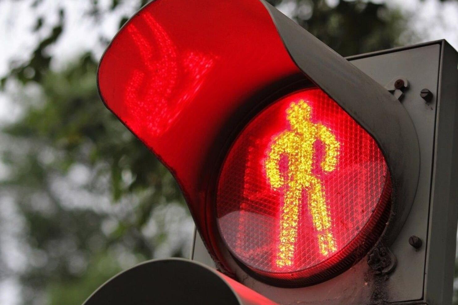 Переход на красный пешеход. Красный светофор. Красный сигнал светофора. Светофор для пешеходов красный. Красный йвет световофра.