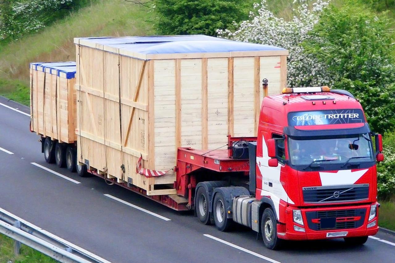 Какие грузы перевозят автомобильным транспортом. Volvo 500 негабарит. Негабарит 46. Даф 105 негабарит. Негабаритный груз.