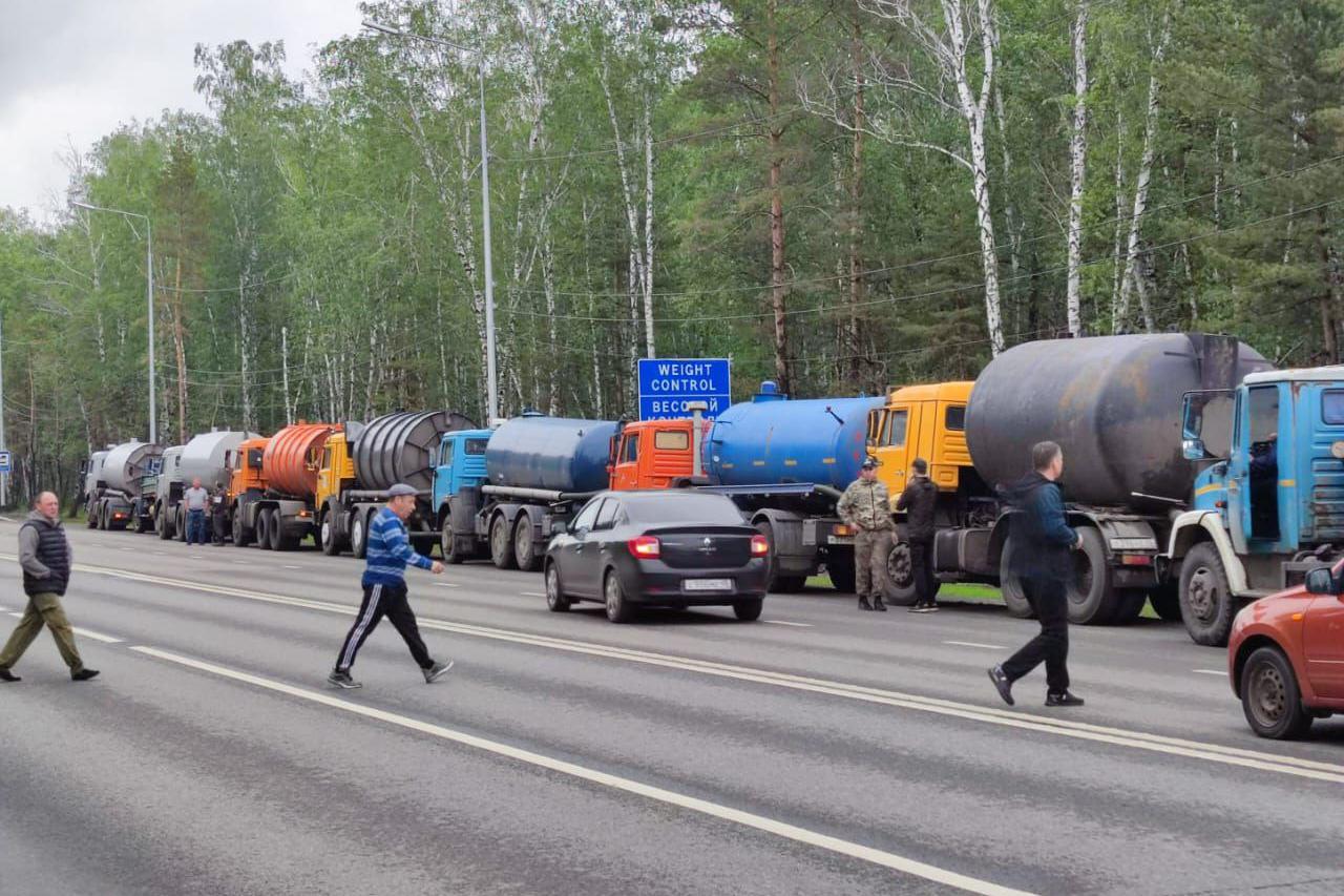 URA.RU: в Кургане водители грузовиков устроили акцию протеста против АПВГК ( видео) – Дзен – АТИ, Центр: Система грузоперевозок